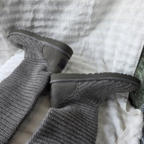 Ugg Australia Classic Cardy Triple Button Gray Knit Slip On Boots #5819 Size 7 - Picture 11 of 11